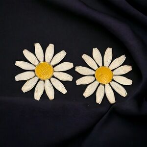 Vintage NYC Accessocraft Daisy screw back earrings